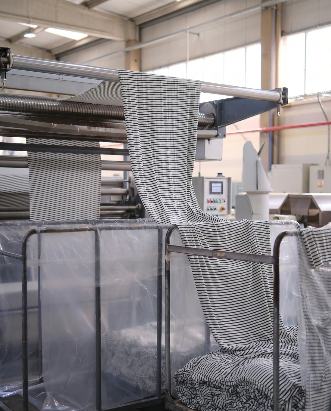 Tissu passant sur les rouleaux de finition